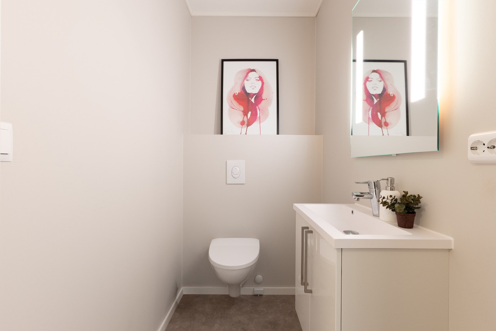 Toalettrom med vegghengt toalett, og servant. Praktisk tilknytning til gangen. Galleribilde