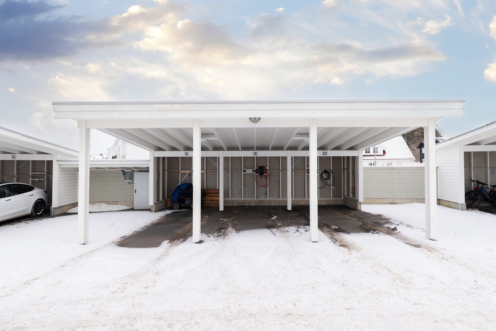 Carport med montert lader til EL-bil. Galleribilde