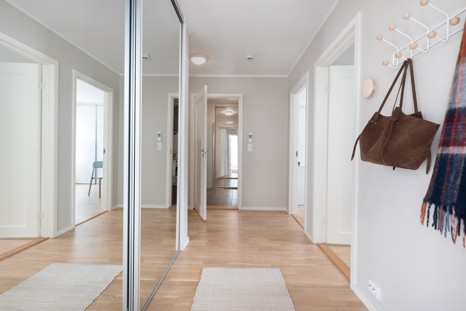 Lys gang med parkett, og romslige garderobeskap for oppbevaring av yttertøy. Galleribilde