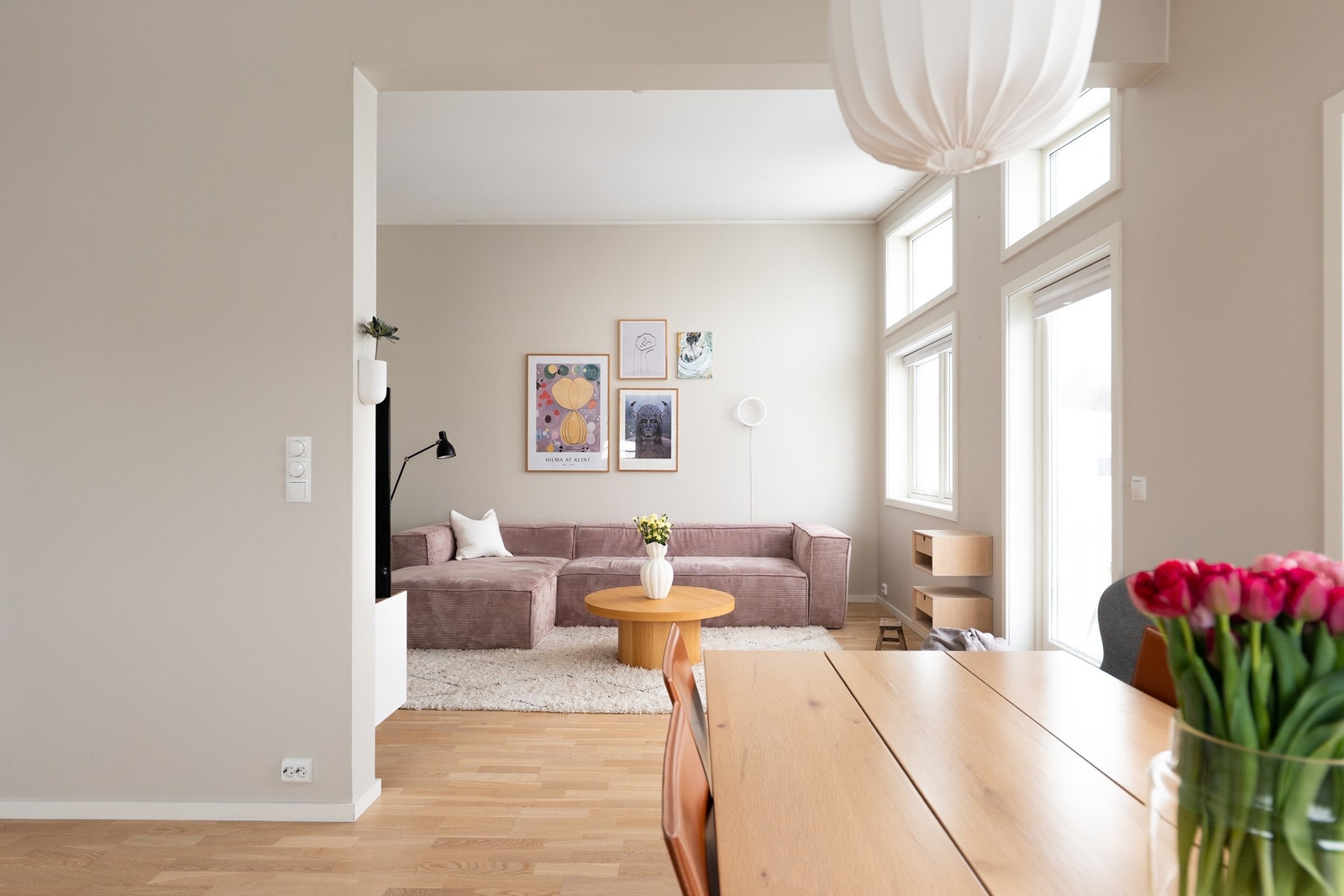 Stuen byr på en lys, samlende atmosfære og naturlig lys fra de store vindusflatene. Galleribilde