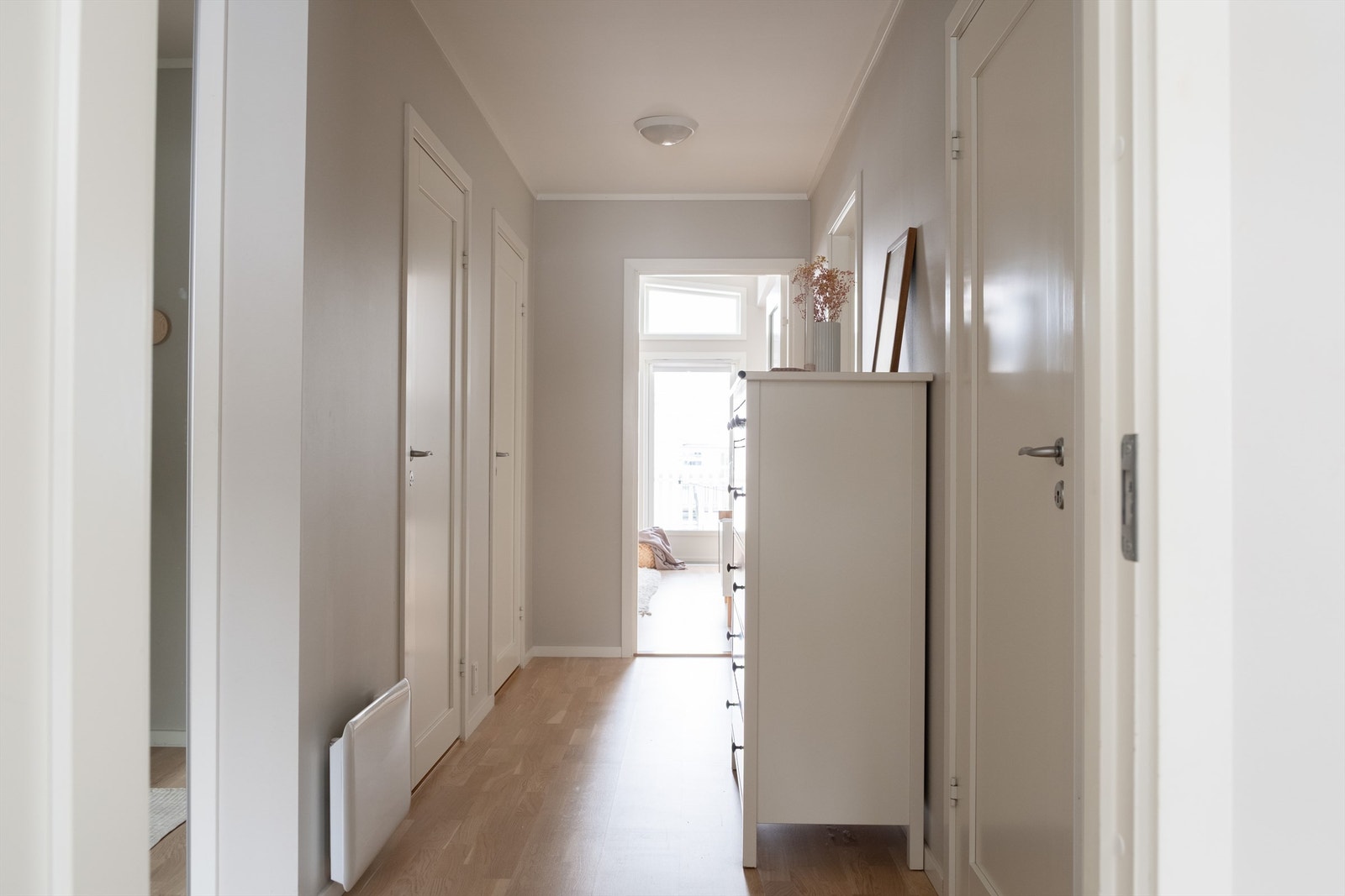 Gang med naturlig lys fra vindu i stuen. Gangen knytter soverom, toalett og bad. Galleribilde