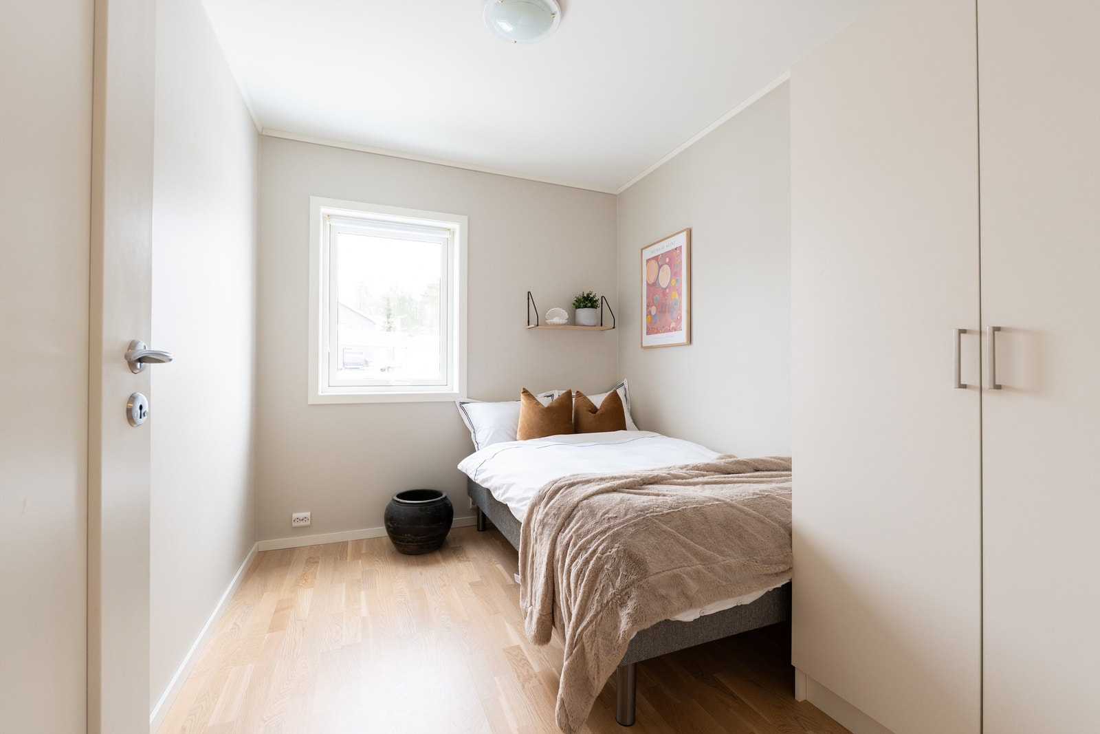 Soverom #3 ligger i tilknytning til inngangspartiet. Vinduet rammer inn utsyn mot et stille nabolag. Galleribilde