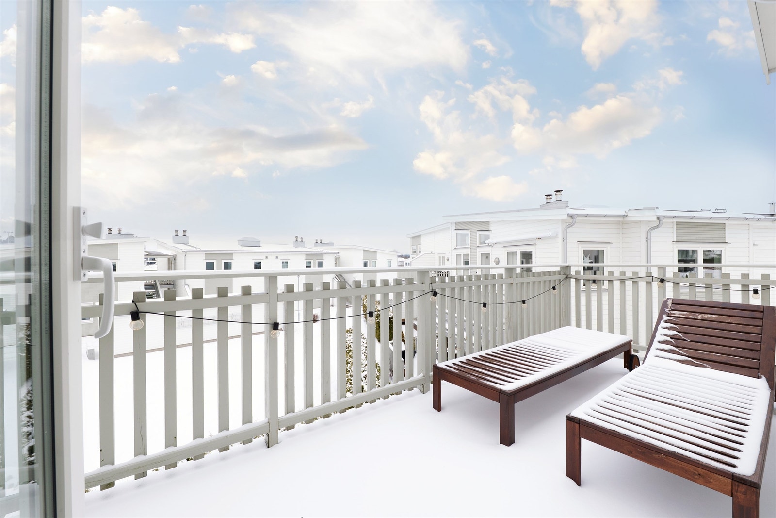 Utvendig balkong rettet mot nordvest, og utsyn til sameiets uteområder. Galleribilde