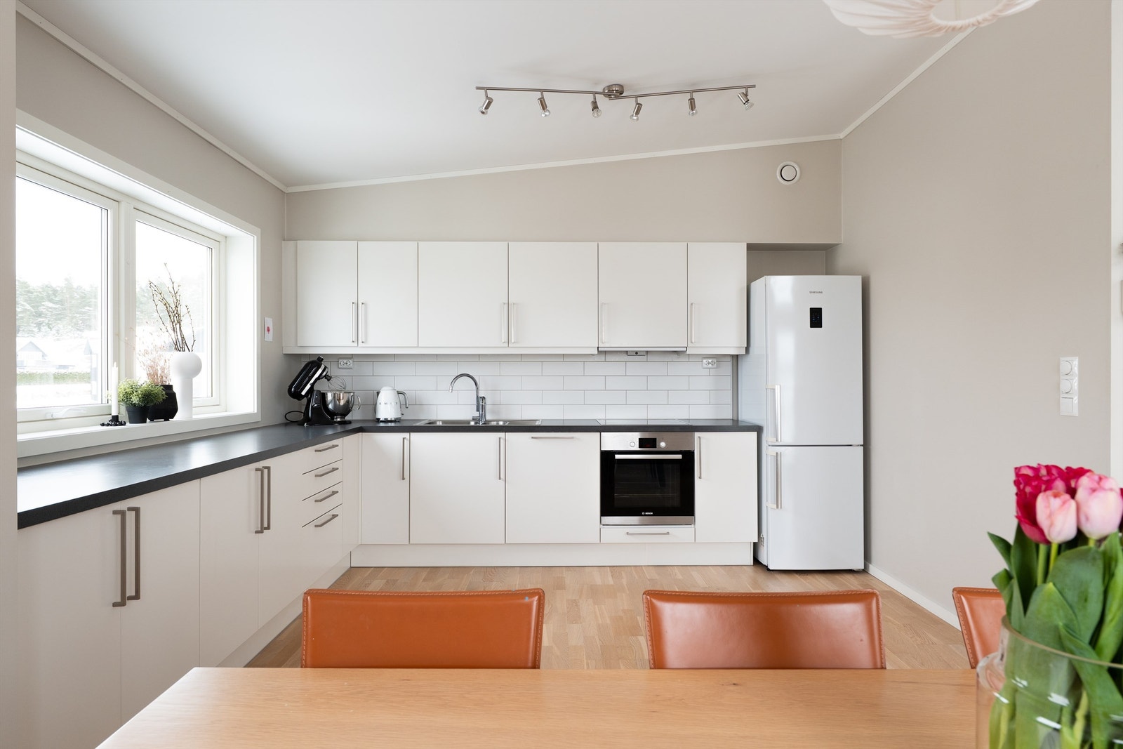 Kjøkkenet, som er fra HTH, har gode oppbevaringsmuligheter og har praktisk arbeidsbredde langs vinduet. Galleribilde