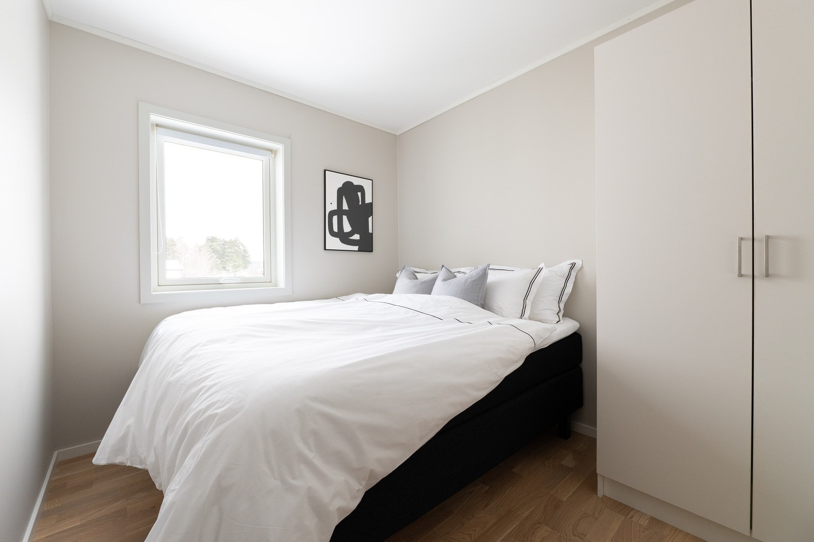 Soverom #2 ligger i tilknytning til gangen, og rommer både plass til seng og garderobe. Galleribilde