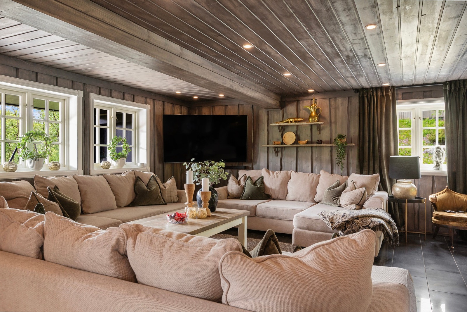 Flere vindusflater som slipper inn godt med naturlig lys. Galleribilde