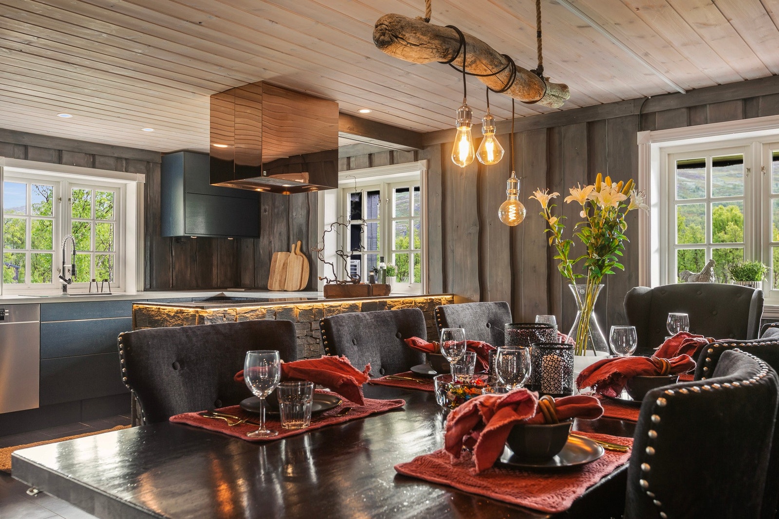 Kjøkken med store vinduer og sjarmerende detaljer som skaper en lun og elegant atmosfære. Galleribilde