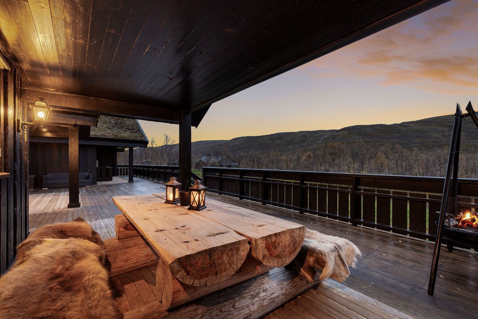 Romslig terrasse med flere møbleringsmuligheter og naturskjønn utsikt. Perfekt for sosiale sammenkomster. Galleribilde