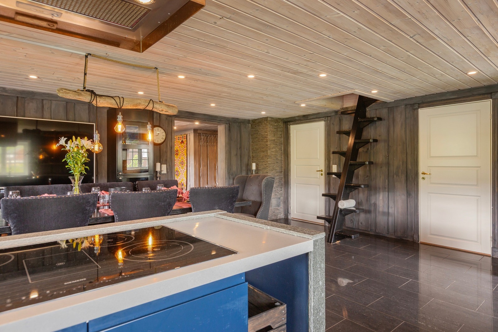 Trapp ved kjøkken opp til hems. Galleribilde