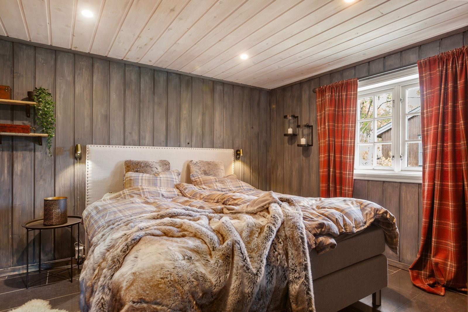 Romslig hovedsoverom med en lun hyttestemmning. Galleribilde