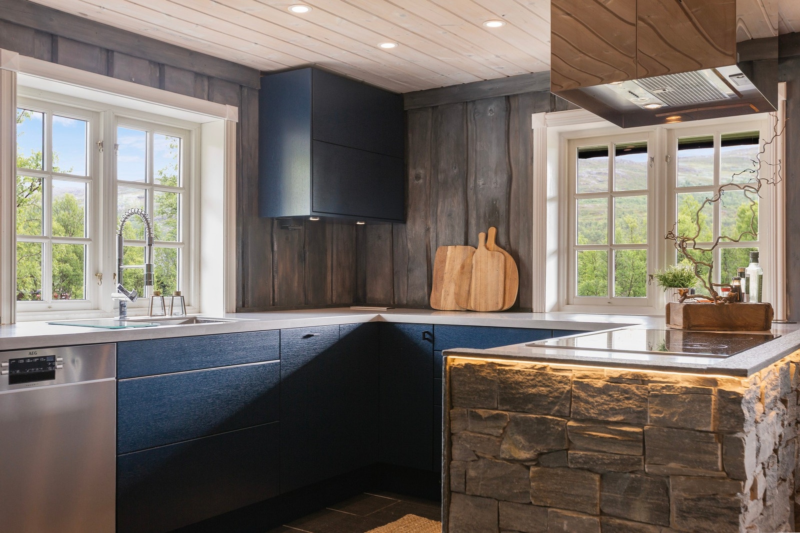 Mye benk- og skapplass, samt integrerte hvitevarer. Galleribilde