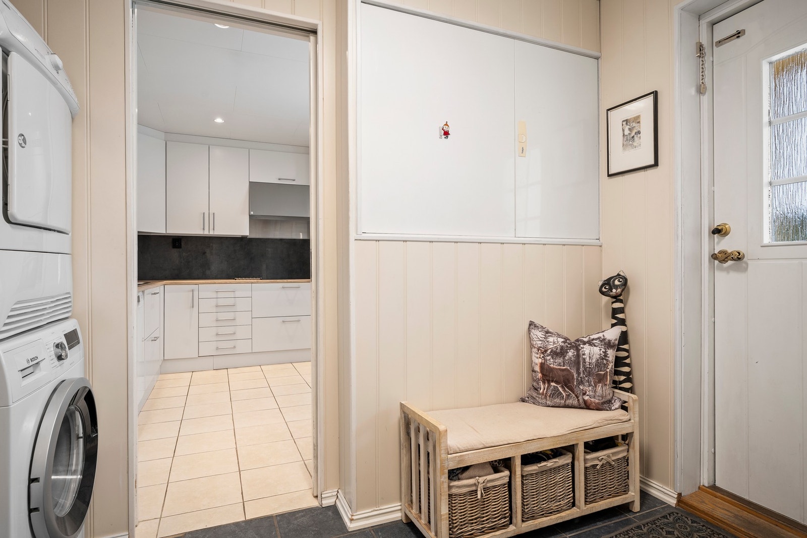 Inngangsdør direkte inn til vaskerom og bod/teknisk rom. Huset har 2 inngangsdører. Galleribilde