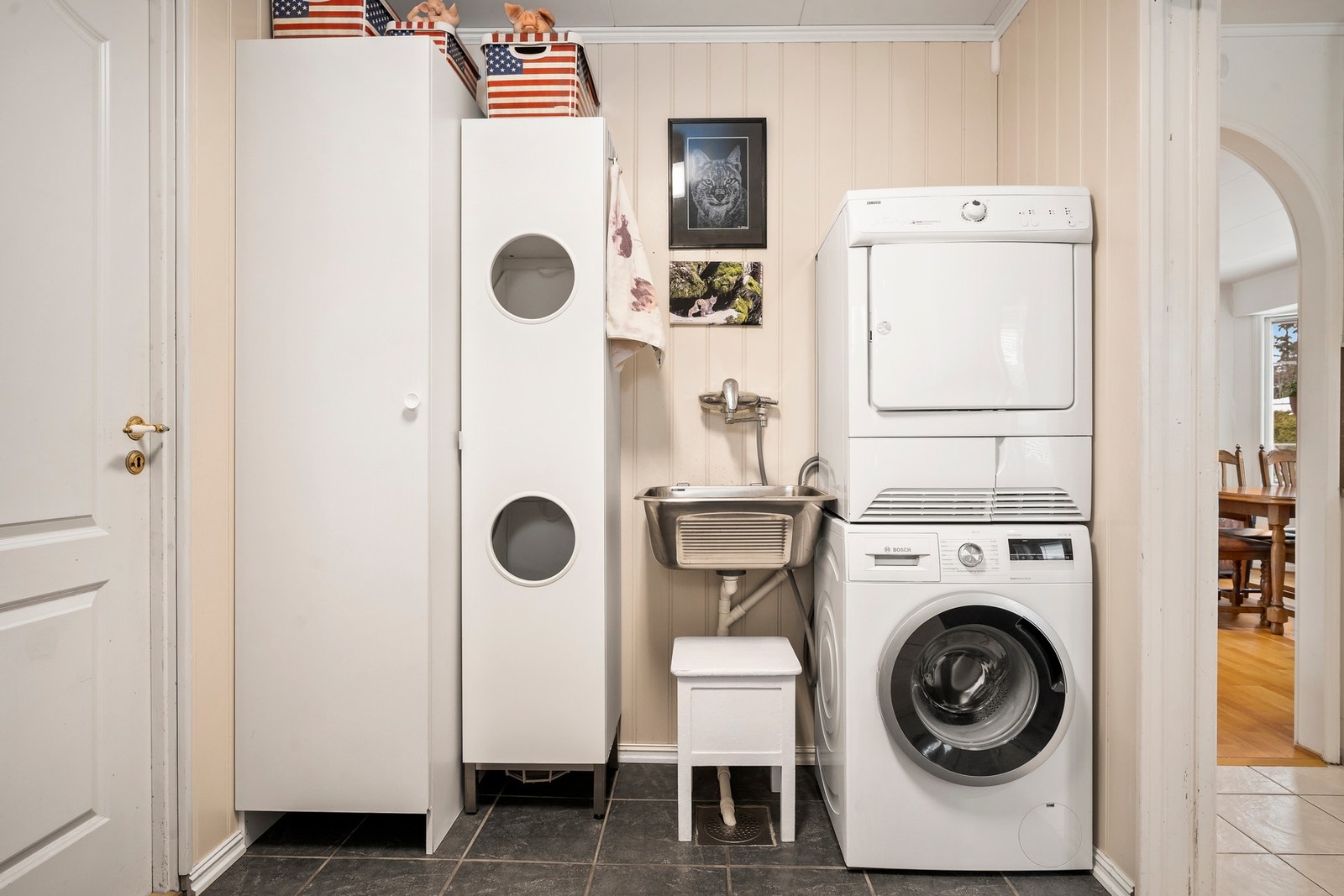 Opplegg for vaskemaskin og tørketrommel samt rustfritt skyllekar. Galleribilde