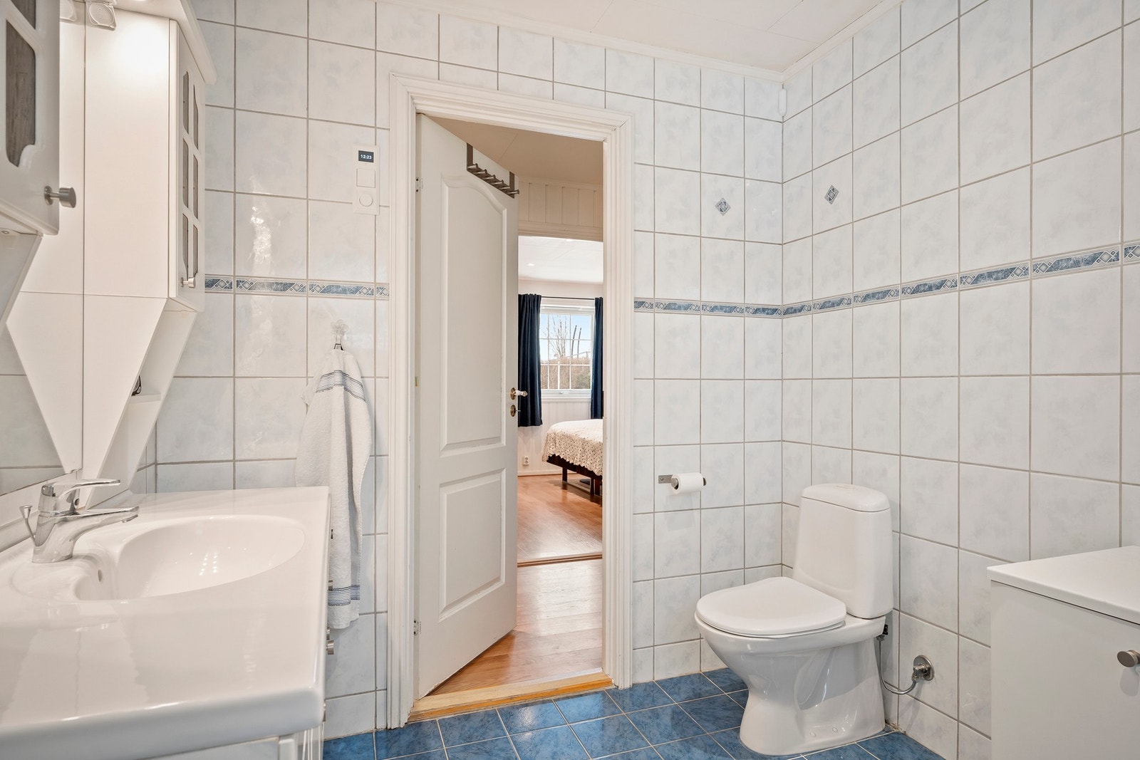 Flislagt bad av god størrelse med vannbåren gulvvarme. Galleribilde