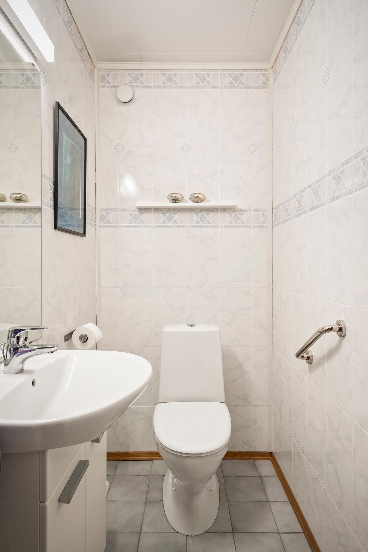 Separat toalettrom med nyere toalett. Galleribilde