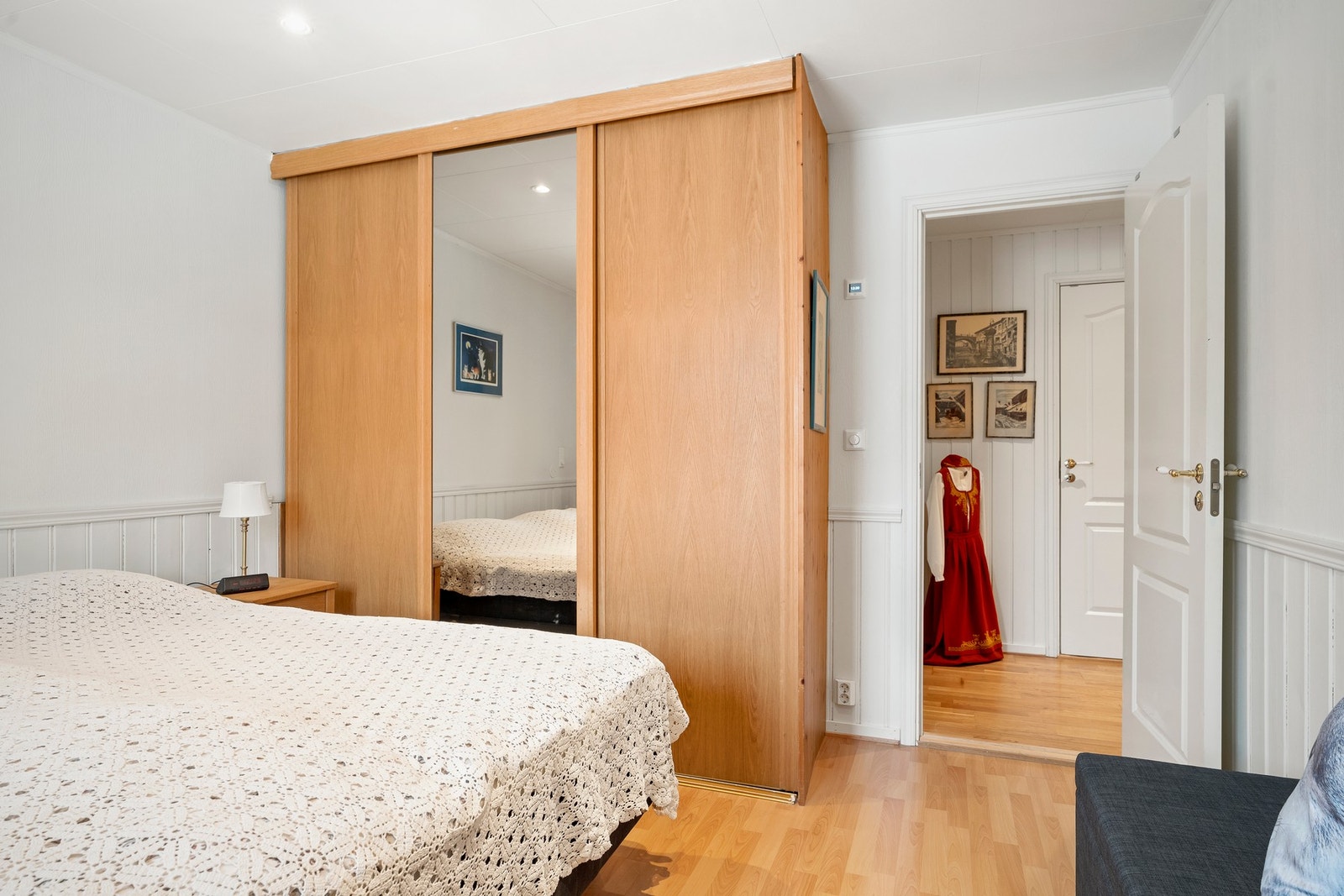 Hovedsoverom av god størrelse med garderobeskap. Galleribilde