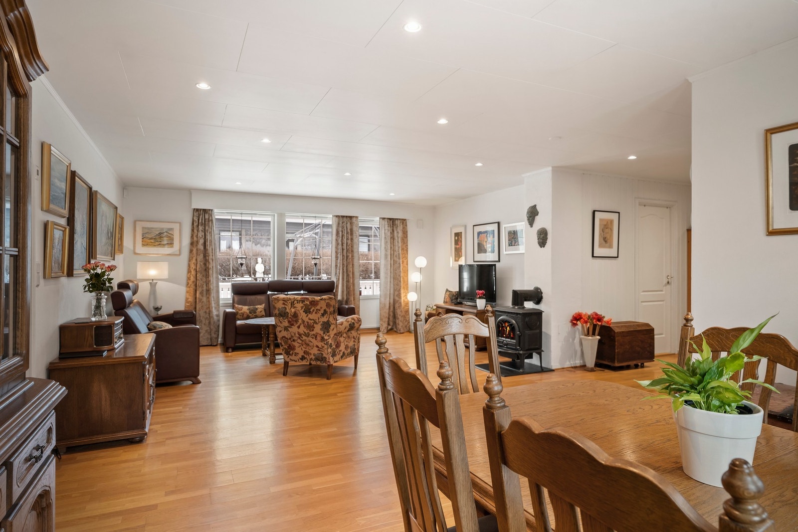 Lys stuedel med store vindusflater. Galleribilde