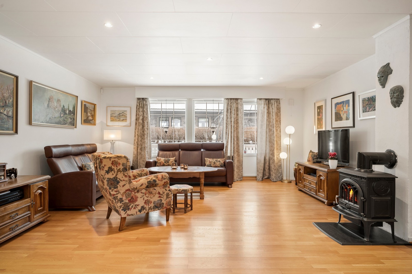 Velegnet plass til sofa, sofabord og mediemøblement. Galleribilde