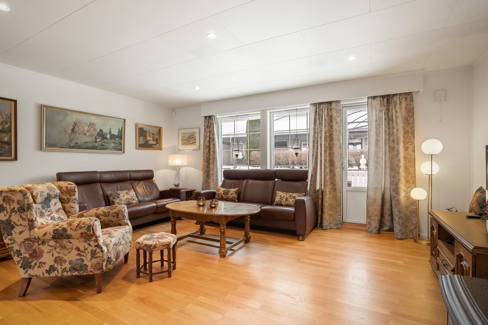 Stue med utgang til solrik terrasse på ca. 40 kvm. Galleribilde