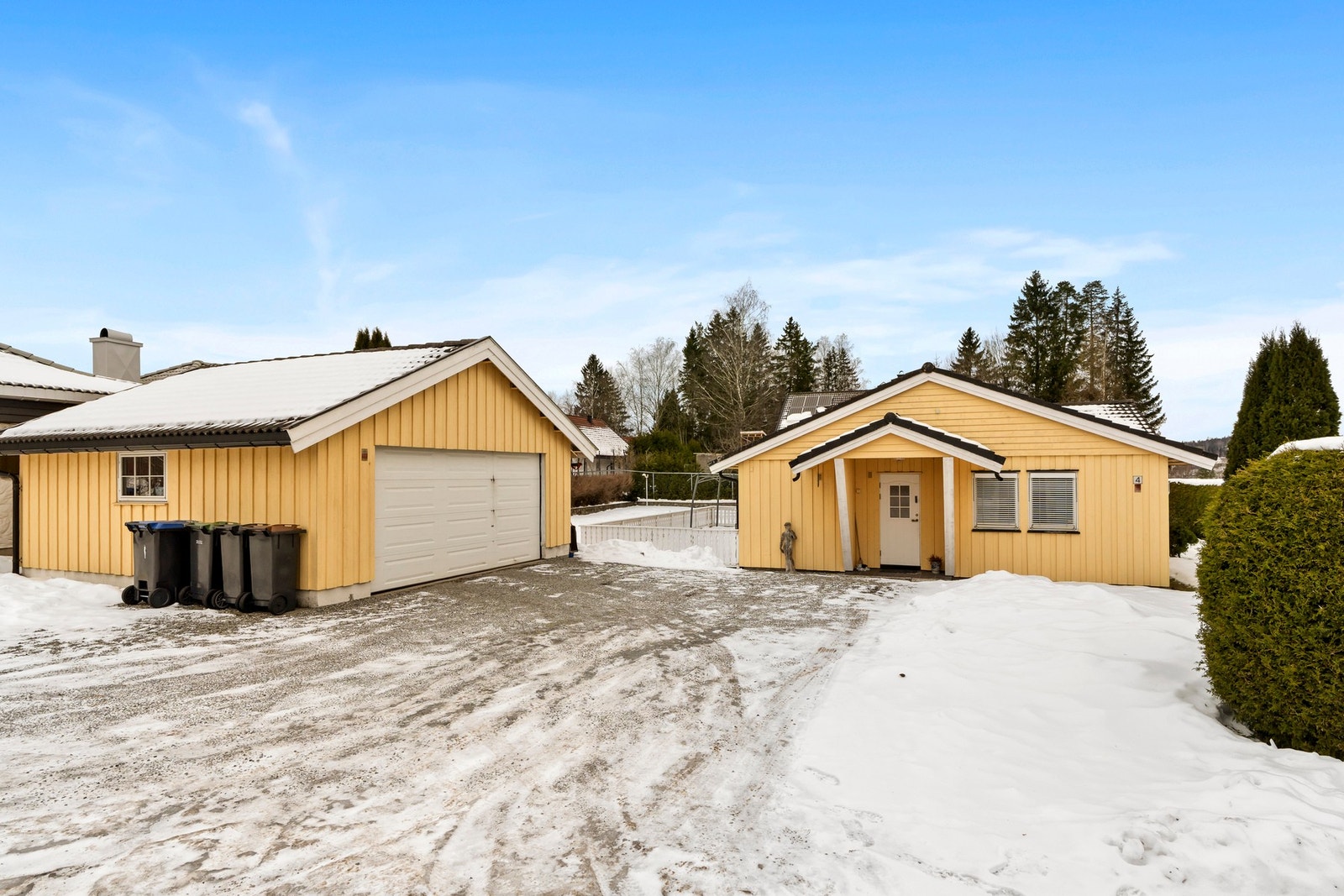 Romslig dobbelgarasje og gårdsplass til biloppstilling. Galleribilde