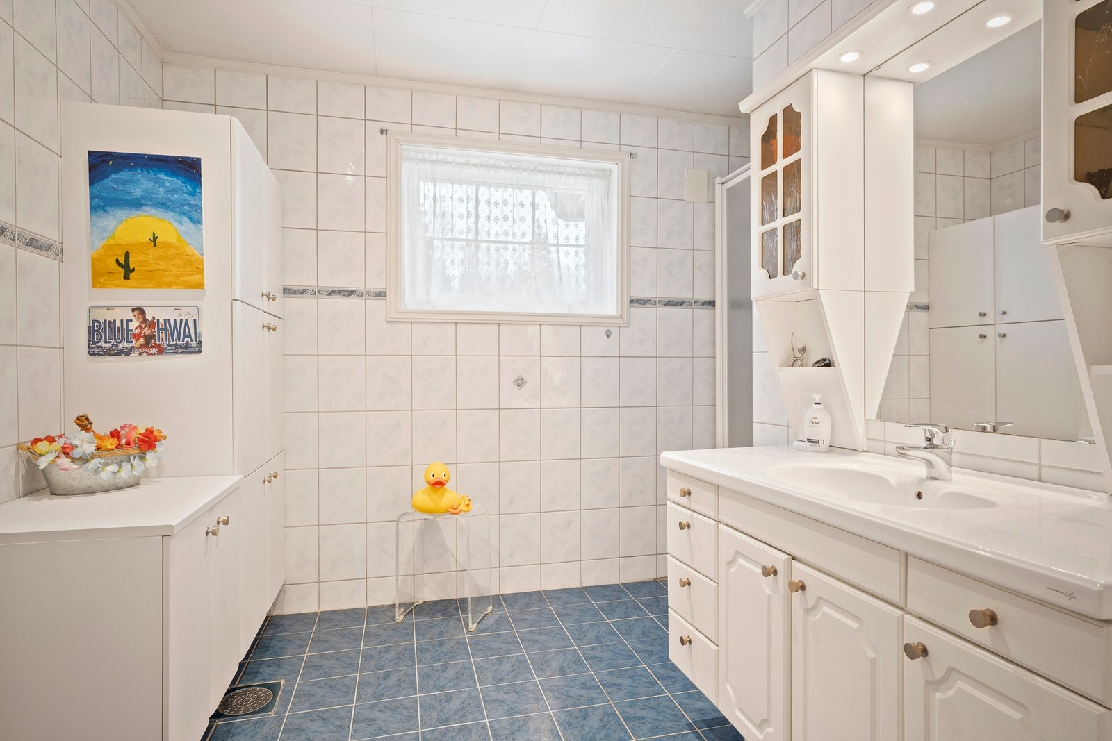 Badet er oppgradert med nye veggskap i 2015. Galleribilde