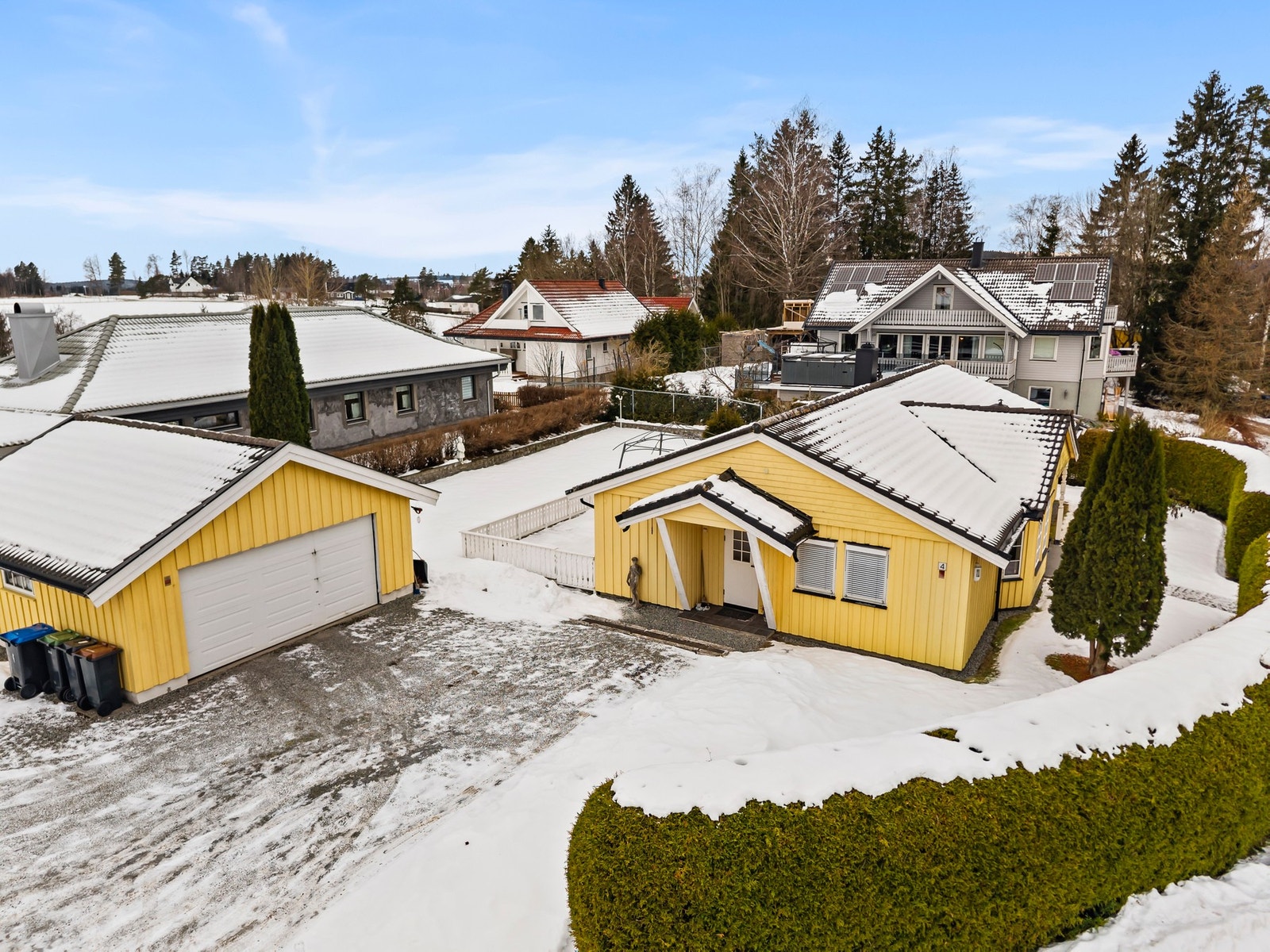 Her bor du i et etablert og barnevennlig område med kort vei til skole, barnehager, idrettsanlegg og dagligvarebutikker Galleribilde