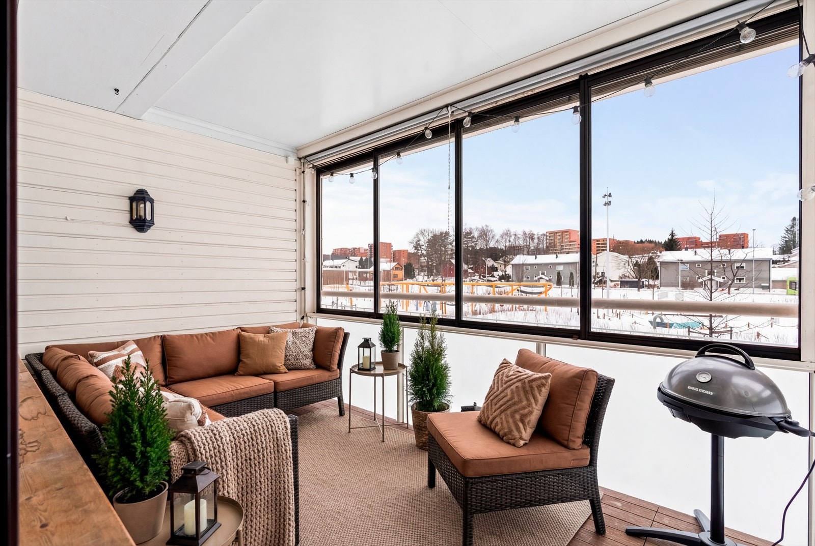 Innglasset balkong på 10 kvm med automatiske utvendige persienner. Galleribilde