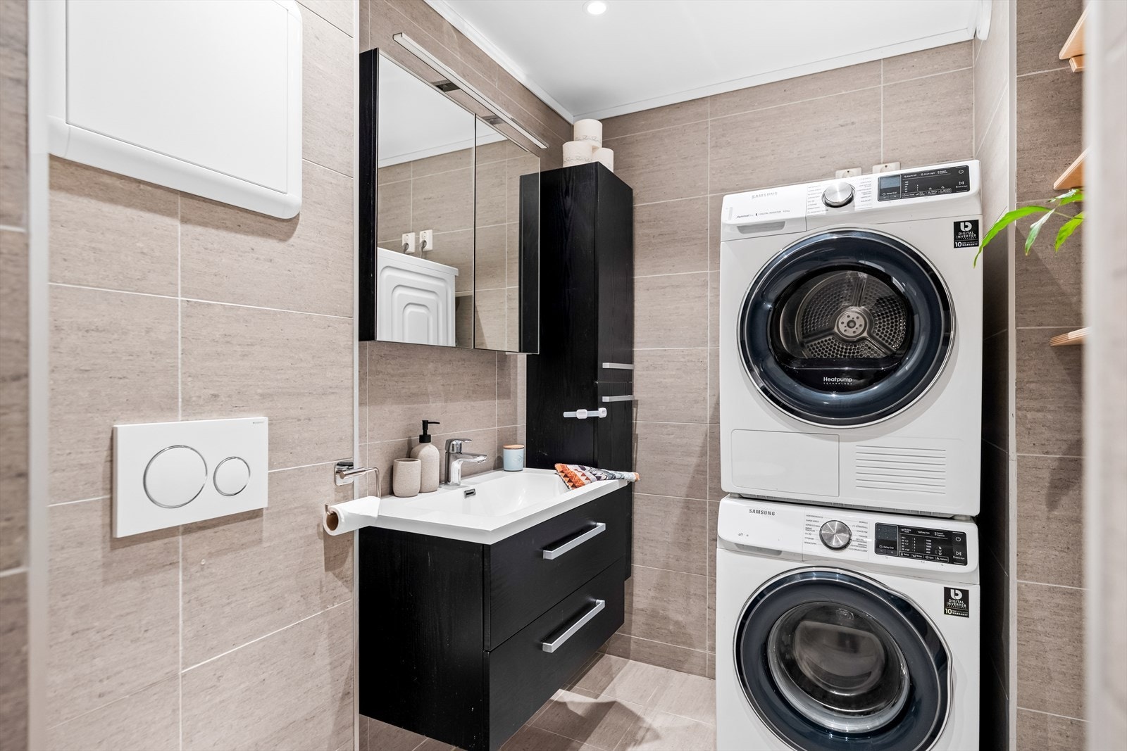 Det er opplegg for både vaskemaskin og tørketrommel. Varmtvannsbereder på 194 liter er plassert her. Galleribilde