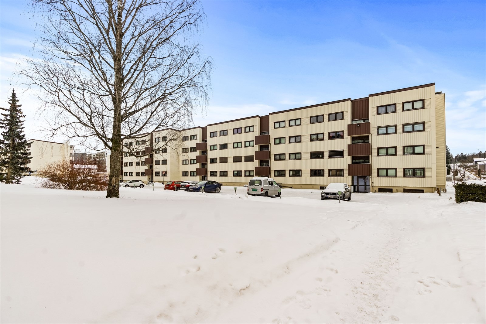 Det er mulighet for leie av parkeringsplass eller garasje i borettslaget etter venteliste. Galleribilde