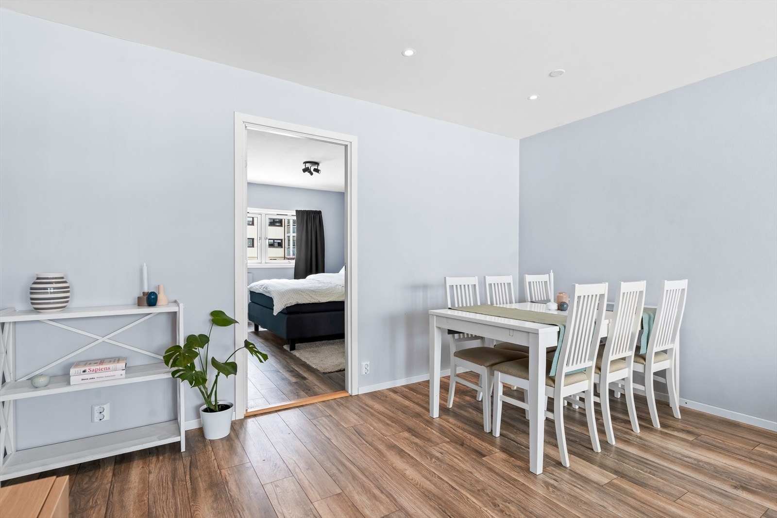 Stuen er et sosialt oppholdsrom hvor du fint får plass til både sofagruppe og spisebord. Galleribilde