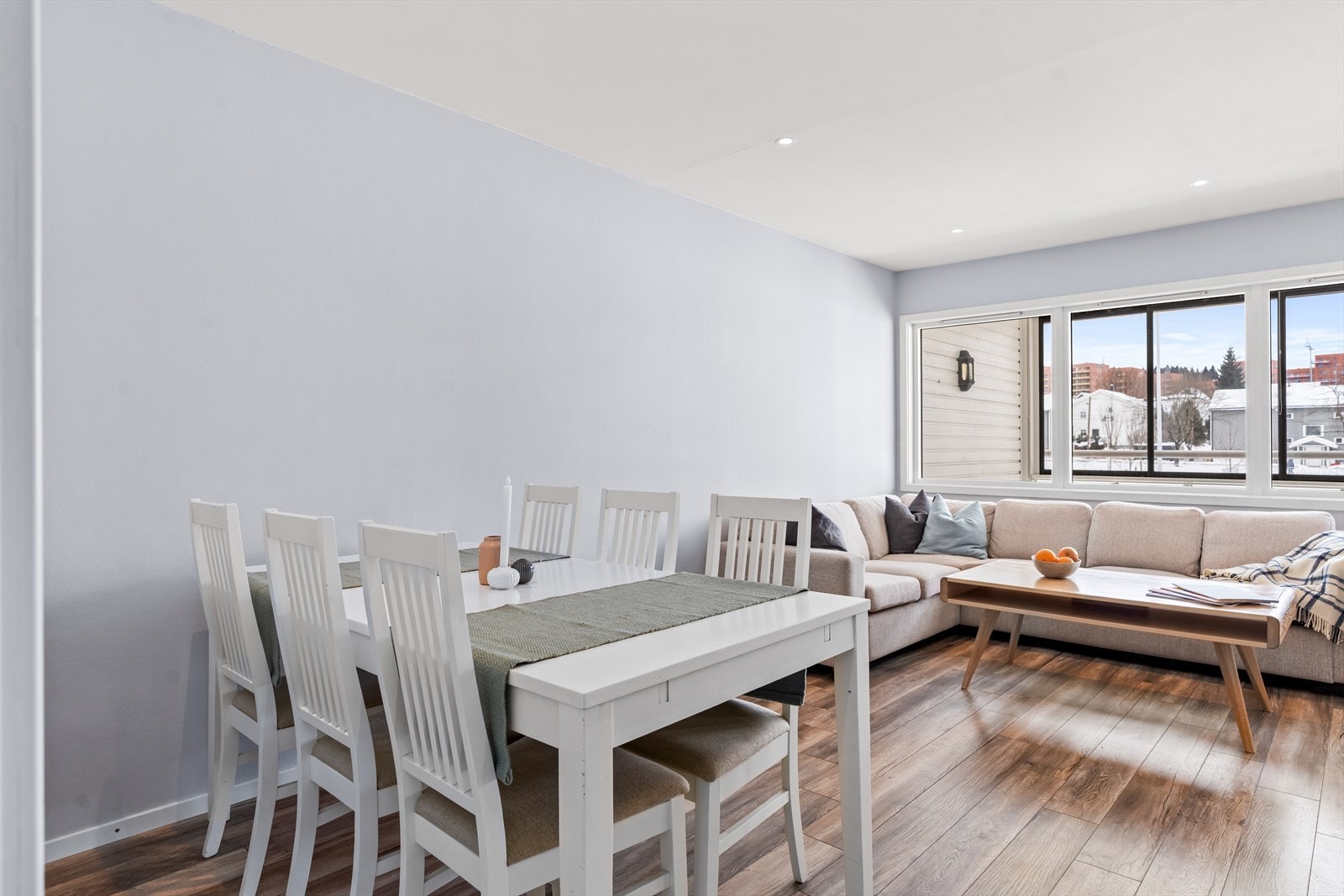 Det er laminat på gulv, lysmalte vegger og downlights i tak. Galleribilde