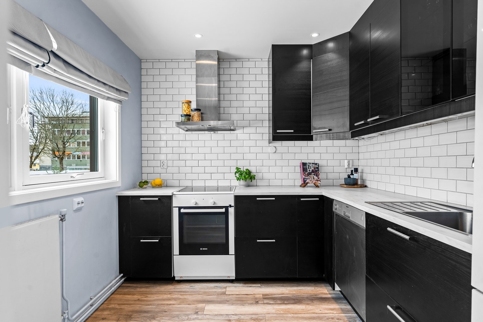 Kjøkkenet ligger i eget rom. Praktisk utformet og har rikelig med skap- og benkeplass. Galleribilde