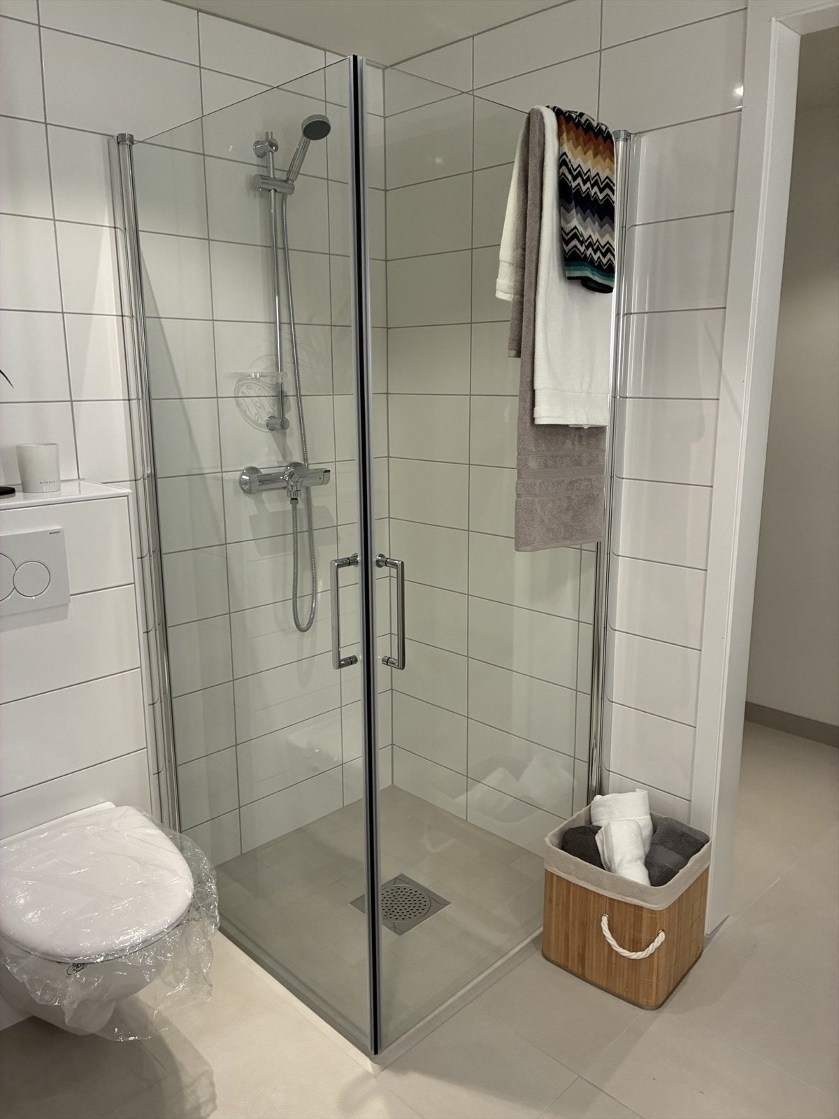 019_Bad med nisje for vaskemaskin og tørketrommel. (bilde fra leilighet 2) Galleribilde