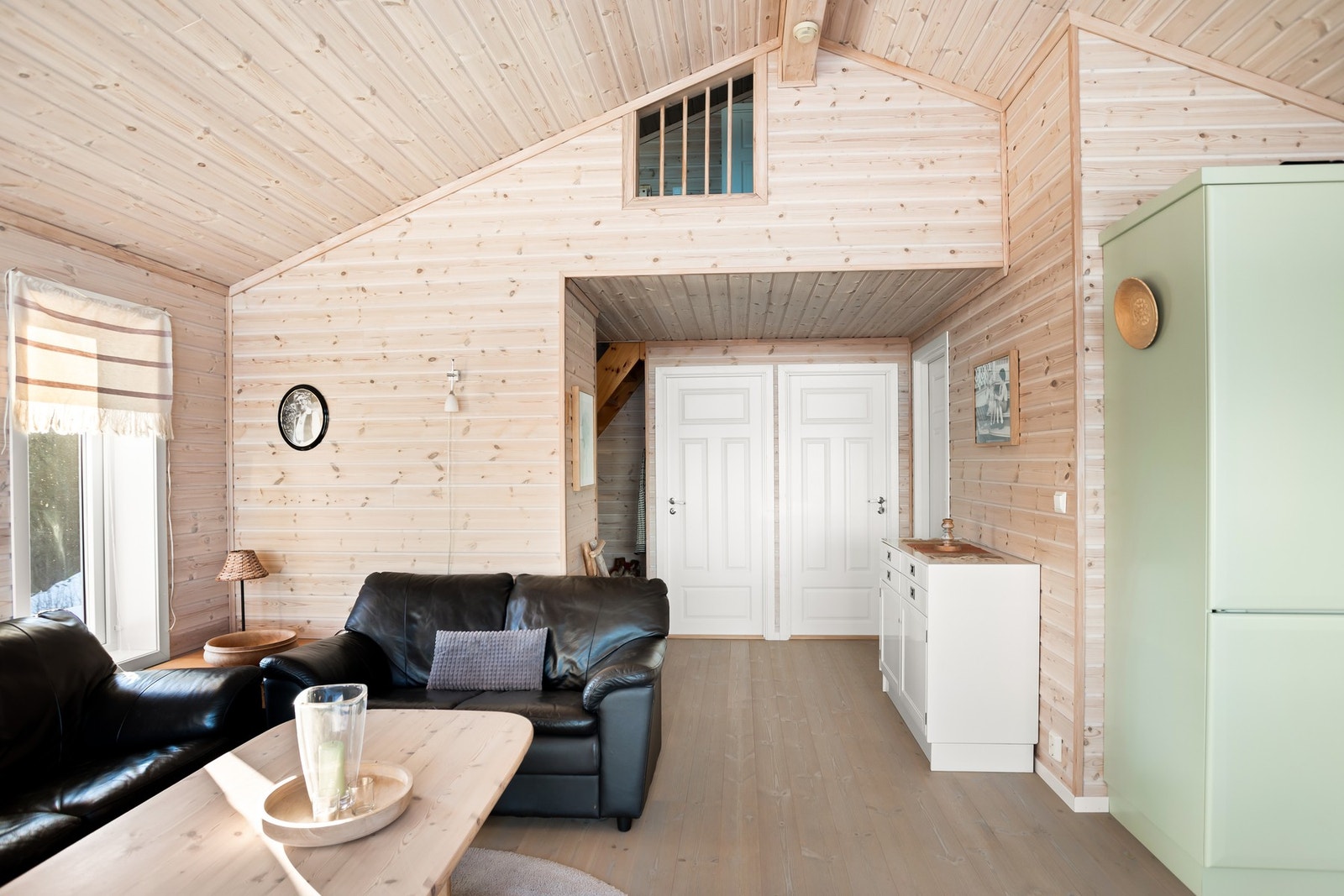 Romslig stue/kjøkken med god plass til sofa og spisebord. Galleribilde