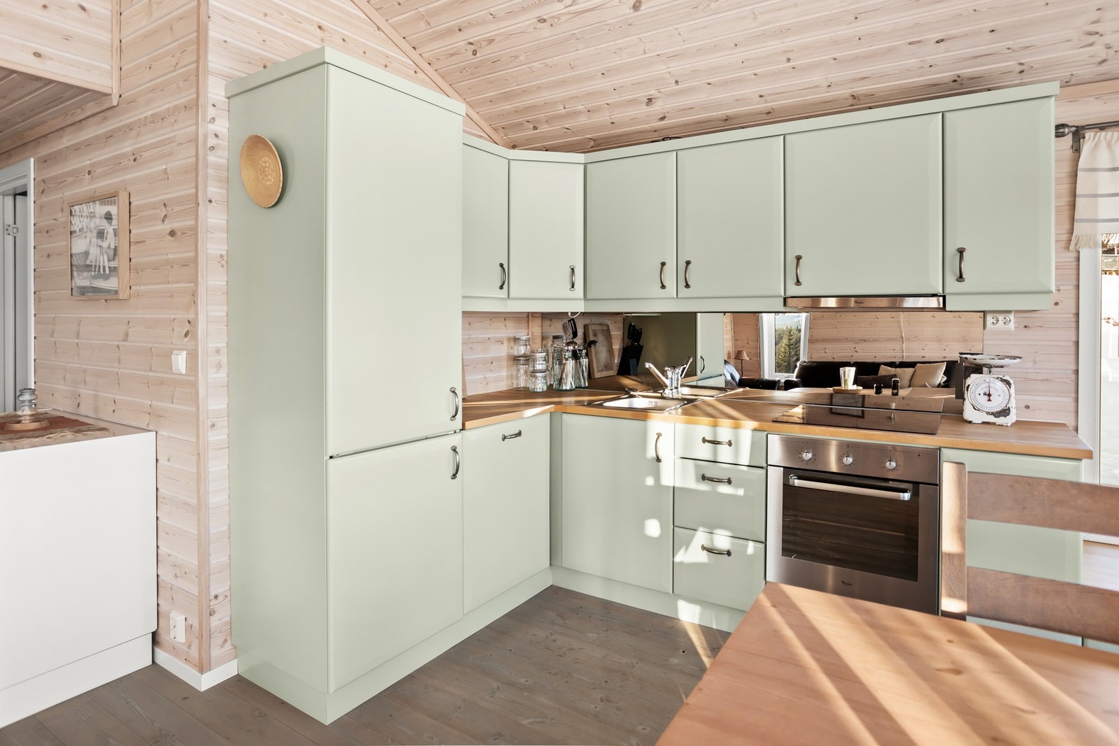 Romslig kjøkken med integrerte hvitevarer. Galleribilde