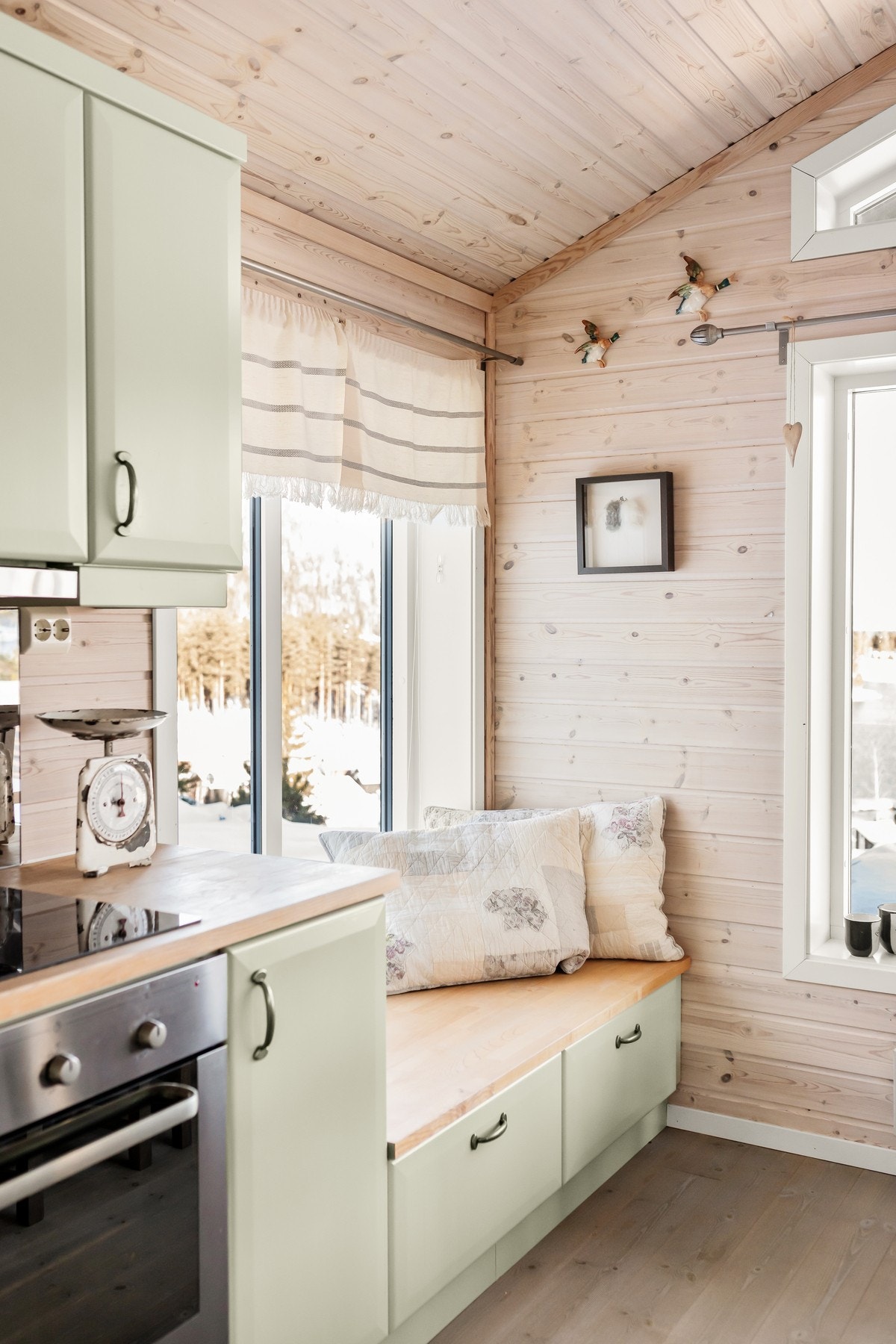 Boligen har et bruksareal på 73 m² fordelt over to etasjer. Galleribilde