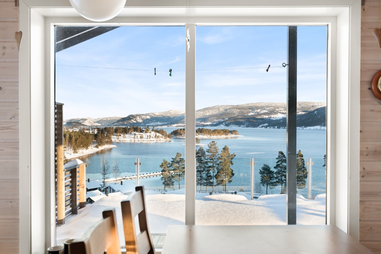 Store vinduer som gir masse naturlig lys! Galleribilde