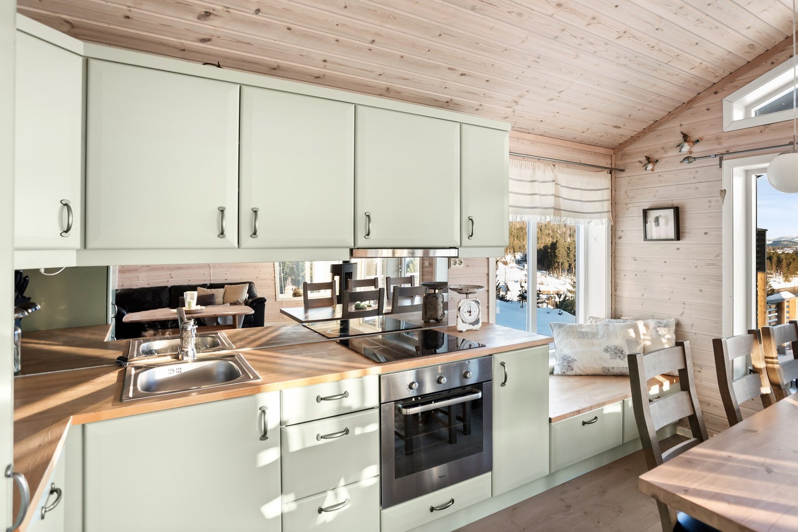 Her har man stor benkeplate, flere over- og underskaper for oppbevaringsplass. Galleribilde