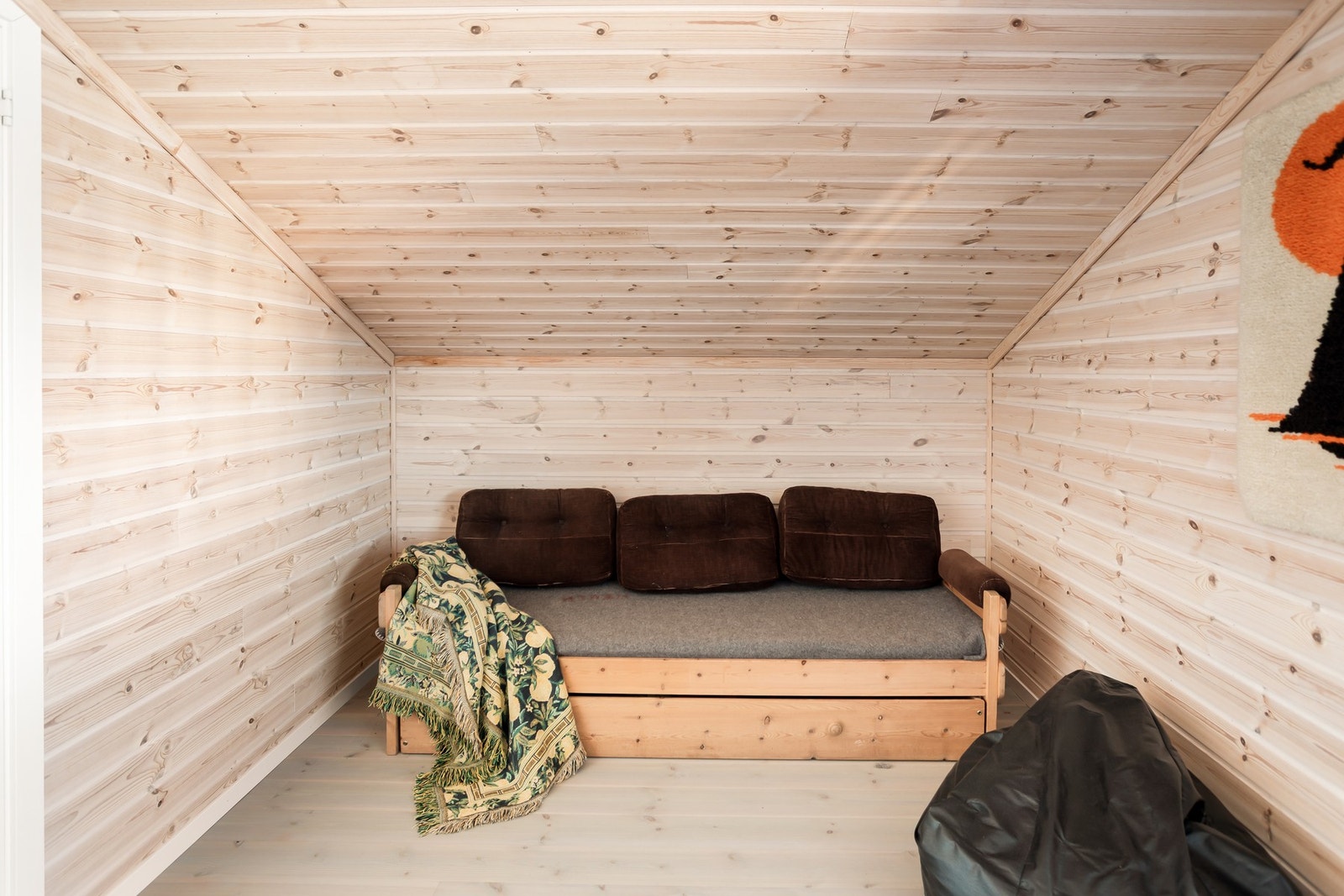 Oppe på loftet har man også en loftstue med plass til sofa og tv-benk! Galleribilde