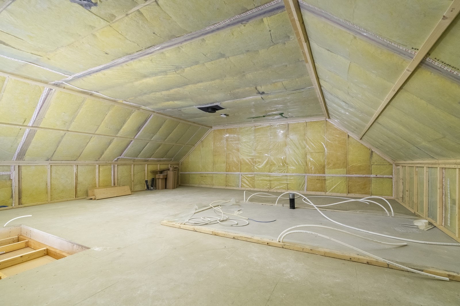 - På loftet er det klargjort for innredning. Det er allerede støpt og lagt opp rør til bad og pipe. Her er stort potensiale - Galleribilde