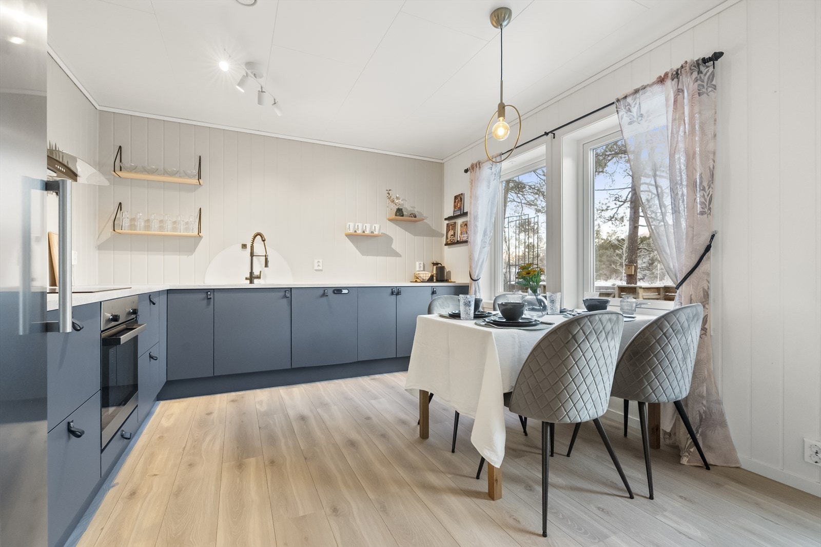 - Kjøkkenet har integrert oppvaskmaskin, komfyr og platetopp. Frittstående kjøleskap kan følge med handelen om ønskelig - Galleribilde