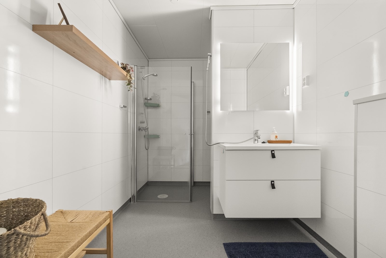 - Romslig bad med belegg på gulv og baderomsplater på vegg - Varme i gulv - Galleribilde