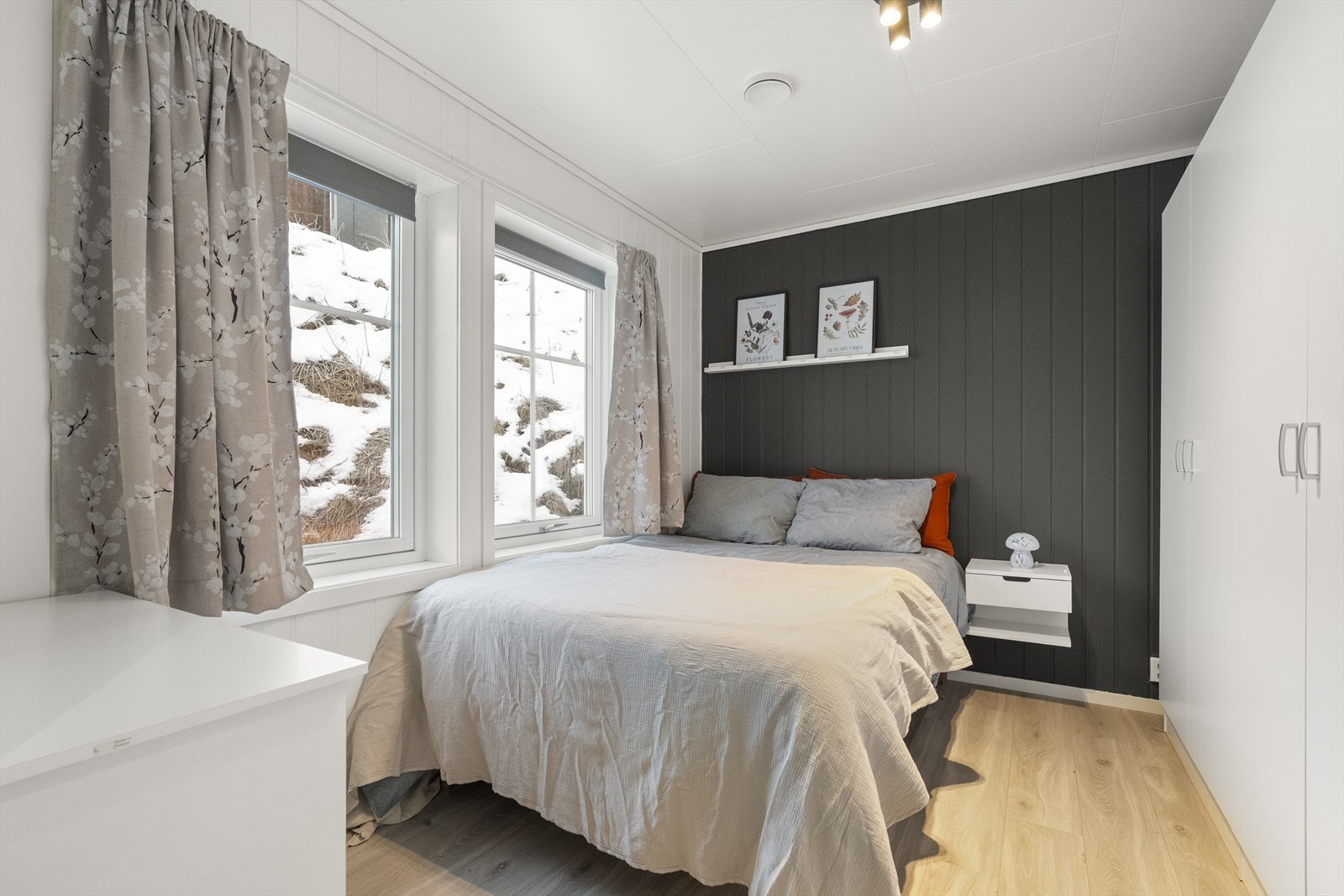 - Hovedsoverom er innredet med garderobe for praktisk oppbevaring - Galleribilde