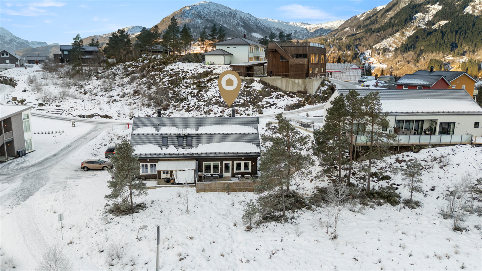 - Det er ca. 5 min til sentrum med barnehager, skole, helsetun, dagligvarebutikk og badestrand - Galleribilde