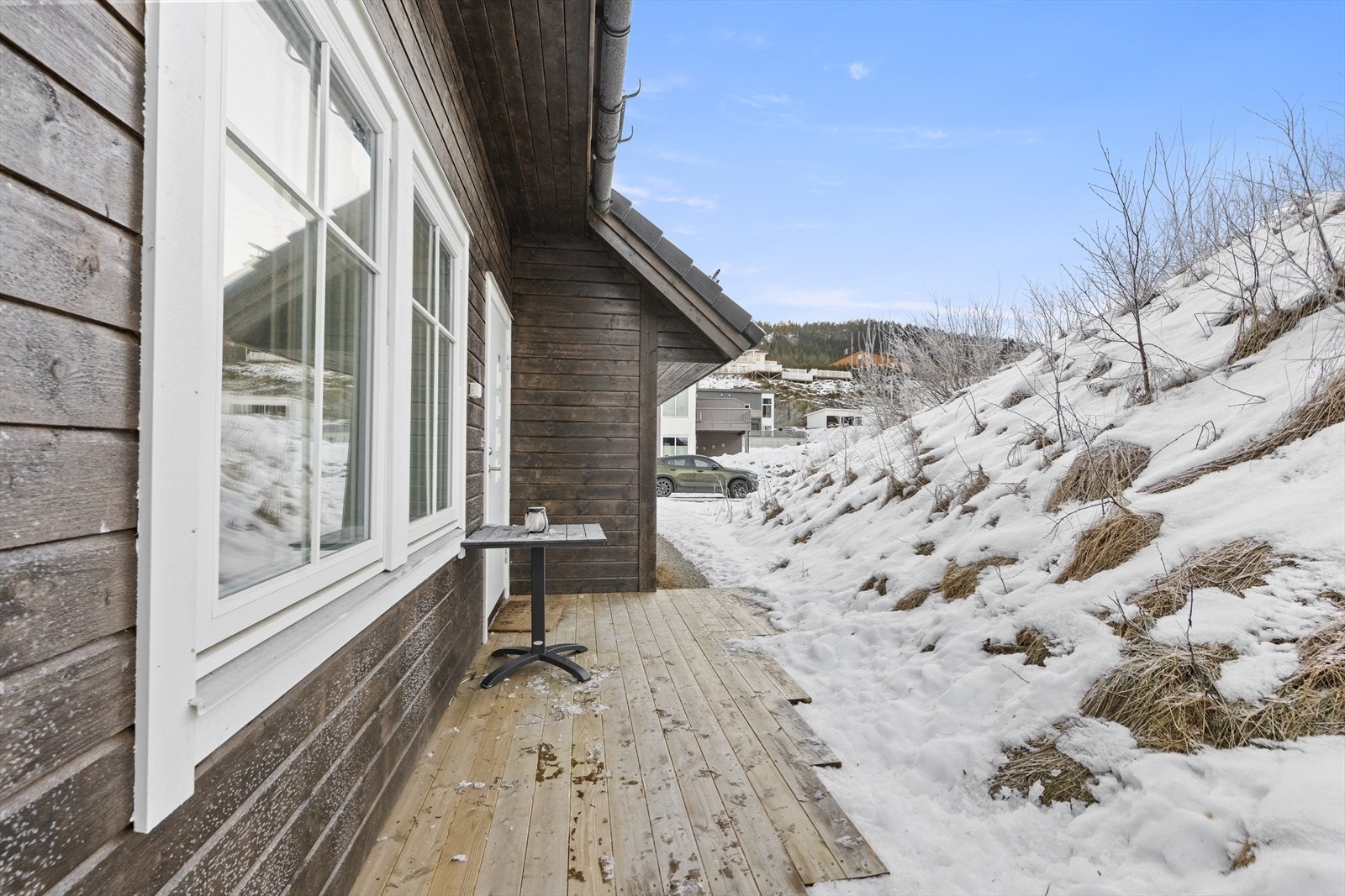 - Inngangspartiet er delvis overbygd. Terrassen er på ca 6m2 - Galleribilde