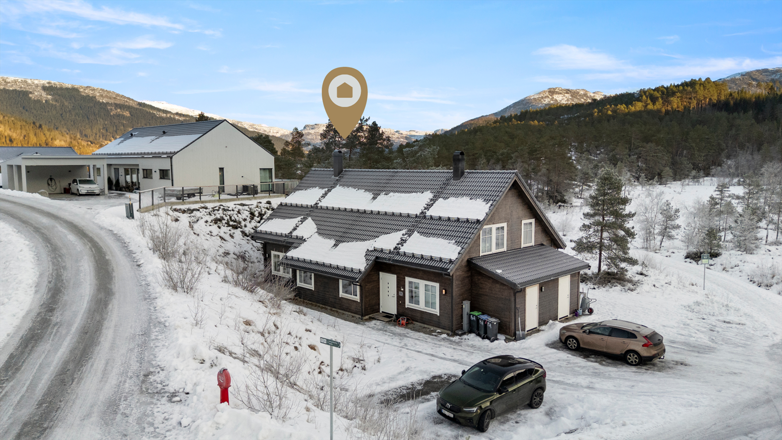 - Det er god parkeringsdekning på tunet. Nedenfor boligen er det belyst tursti mot Grimseth - Galleribilde