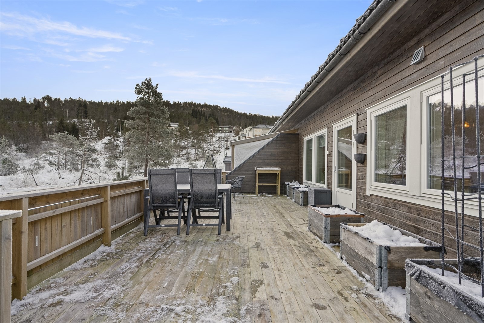 - Her er plass til flere sittegrupper. Inngjerdet terrasse, praktisk om man har barn eller hund - Galleribilde