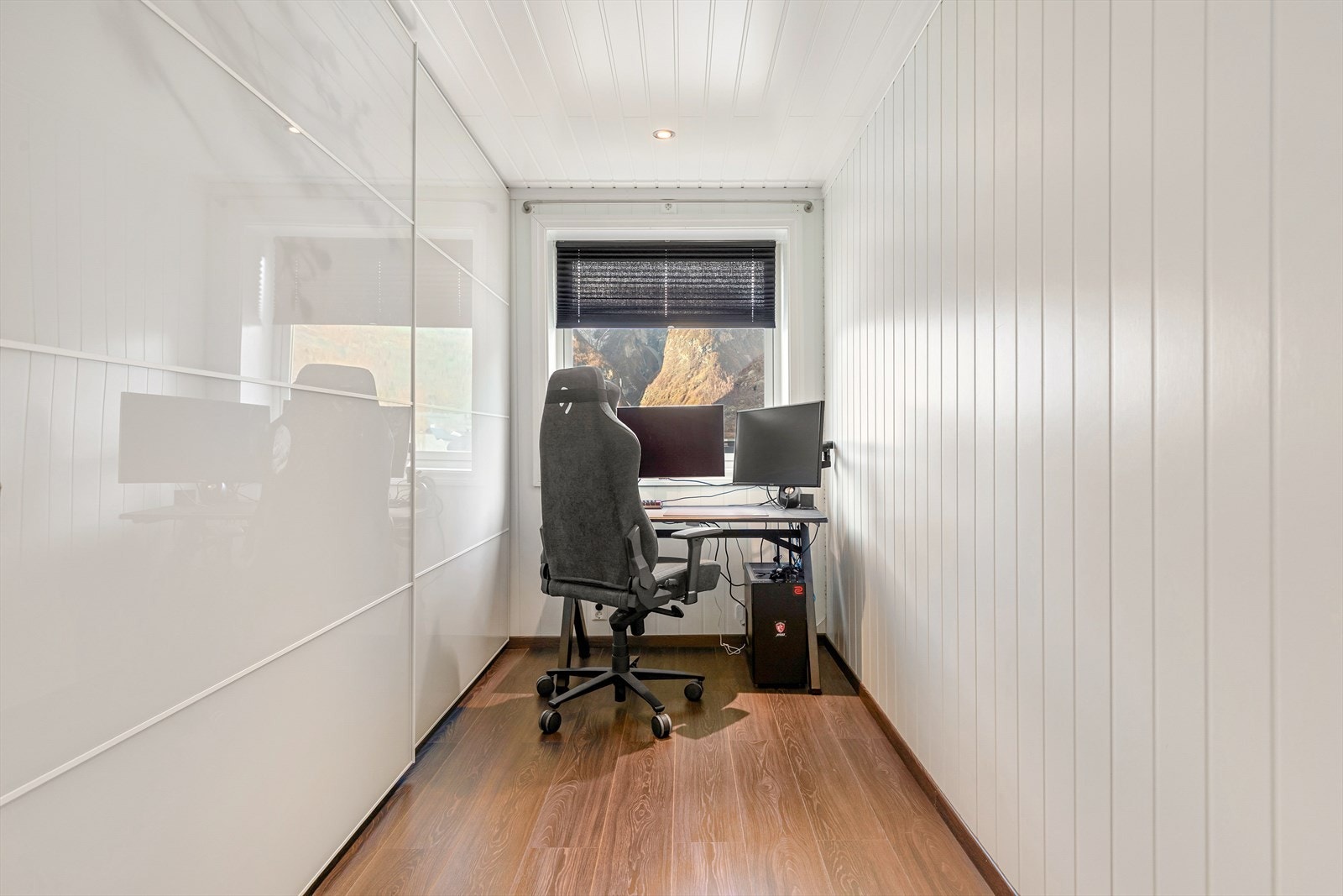 Soverom/kontor og skyvedørsgarderobe med god oppbevaringsplass. Galleribilde