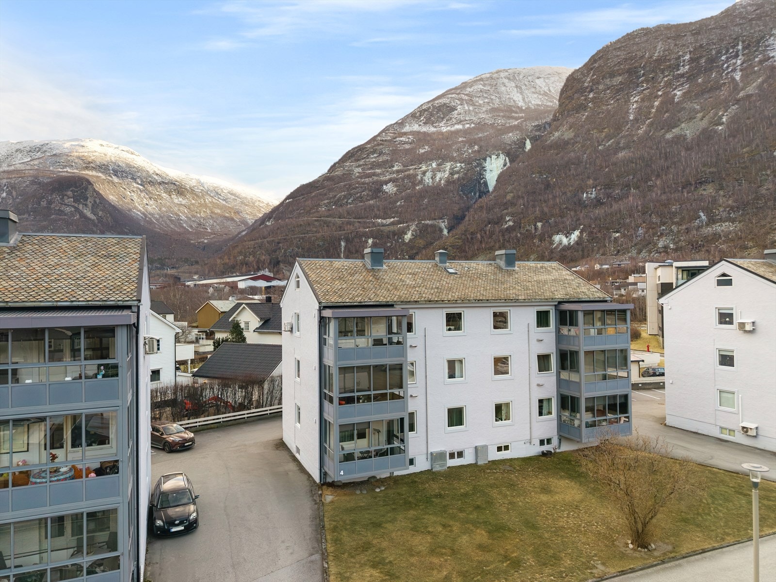 Leilegheita ligg fint til midt i sentrum av Øvre Årdal. Her har ein fin plassering i øverste etasje med god utsikt og meget gode solforhold. Galleribilde