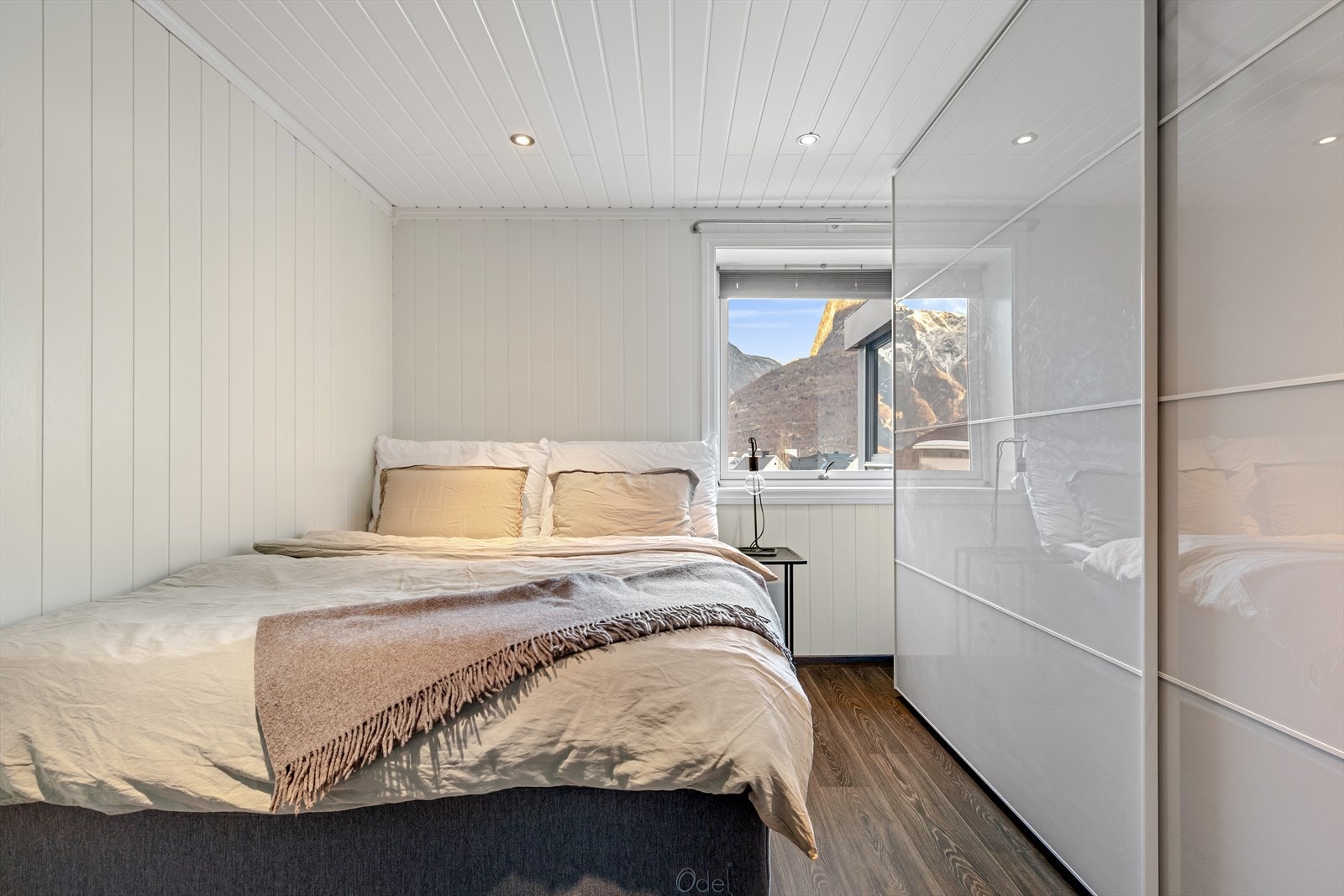 Soverom med plass til seng og godt med oppbevaring i skyvedørsgarderobe. Galleribilde